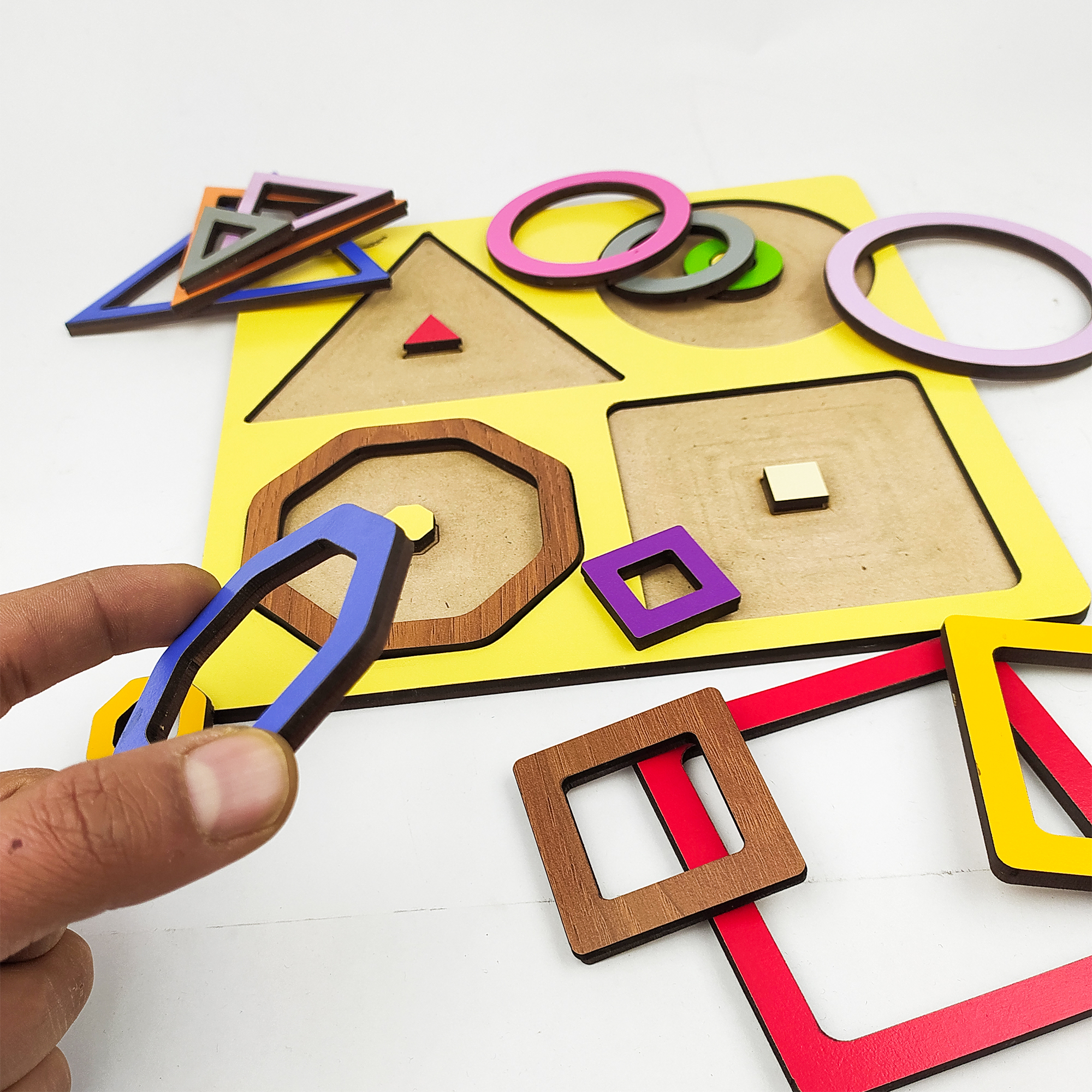 Jeux et activités ludiques pour apprendre les formes géométriques aux enfants