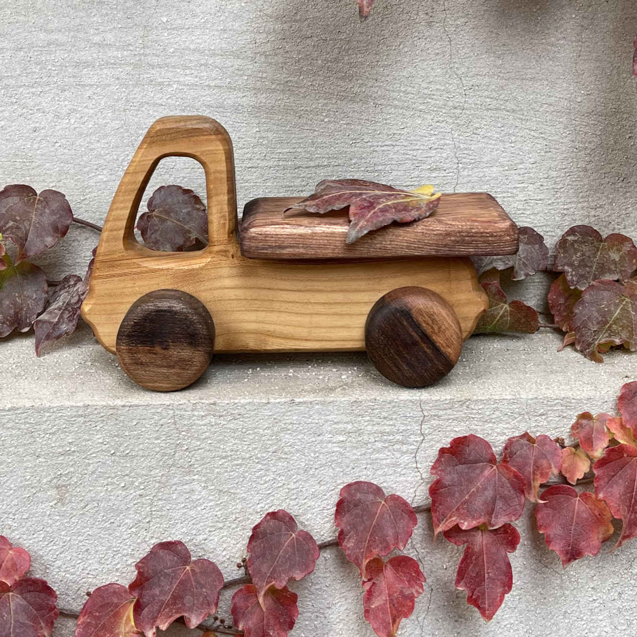 Camion jouet en bois de cerisier massif, fabriqué à la main – Durable et sûr pour les tout-petits