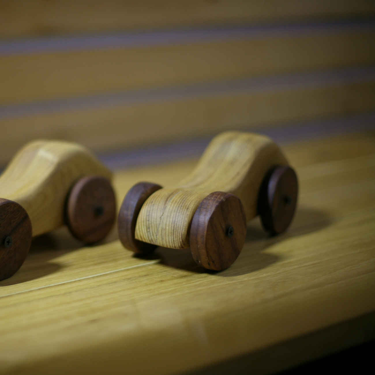 Jouet voiture en bois artisanal – Amusement sûr et écologique pour les enfants