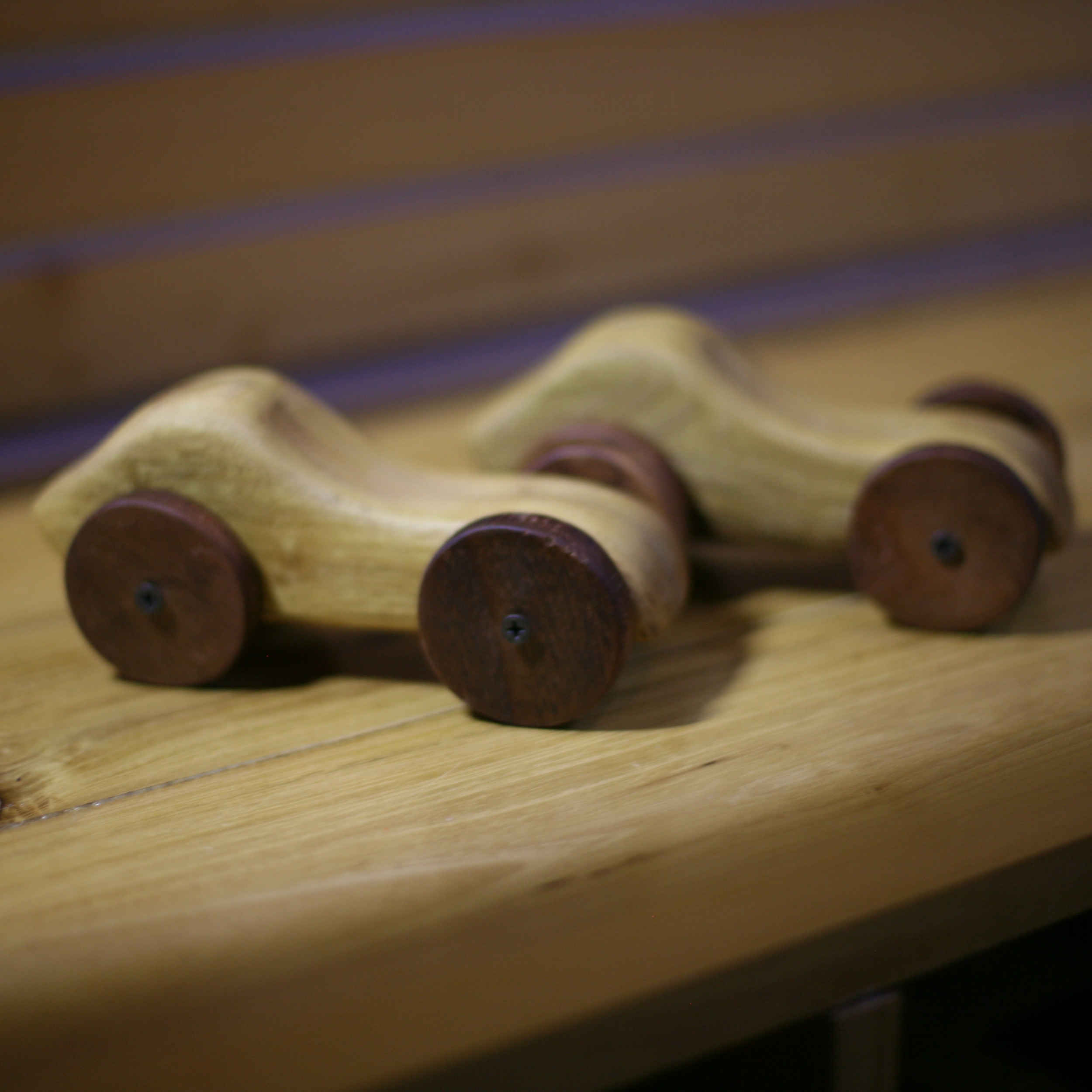 Jouet voiture en bois artisanal – Amusement sûr et écologique pour les enfants