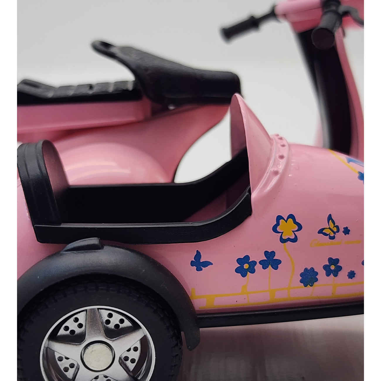 Jouet Vespa avec Side-car NabSell – Scooter Rouge en Métal Moulé, Musical et Lumineux avec Motif Floral Bleu